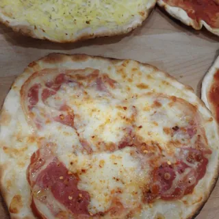 A bacon and mozzarella pizza