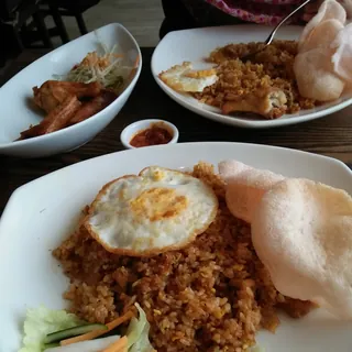 Indonesian nasi goreng with a fried egg and prawn crackers